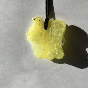 Gros pendentif en brucite jaune brute