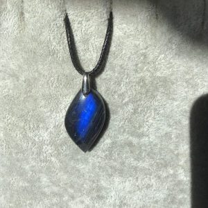 Pendentif labra bleu intense