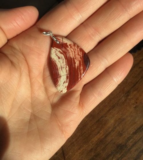 Pendentif jaspe rouge ou peau de serpent