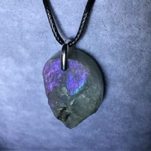 Pendentif labra violette brut