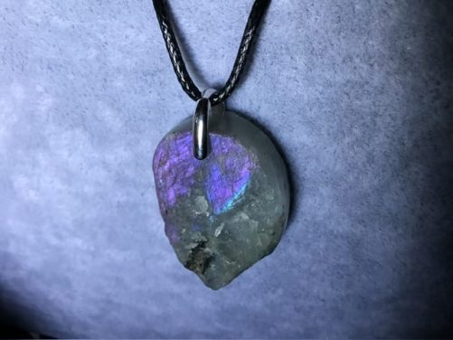 Pendentif labra violette brut