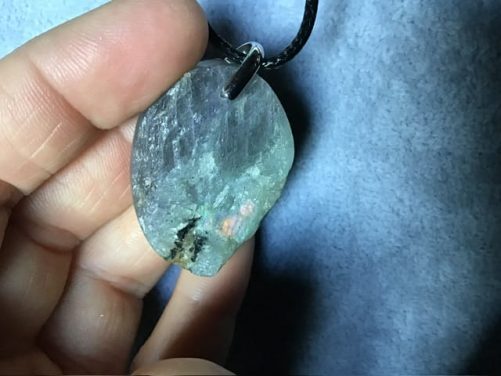 Pendentif labra violette brut