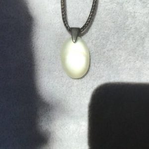 Mini pendentif en adulaire blanche