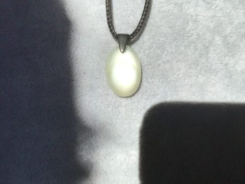 Mini pendentif en adulaire blanche