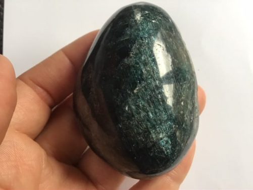 Apatite brute et travaillée à la fois