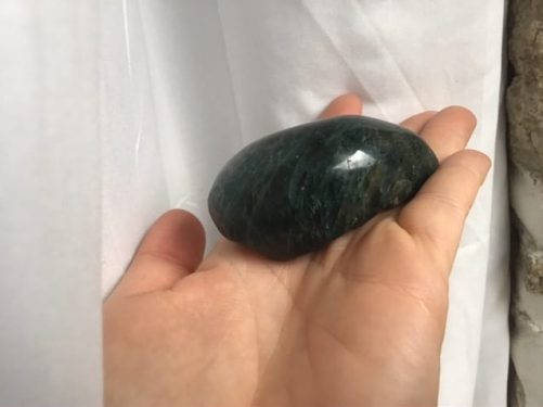 Morceau semi brut d apatite naturelle