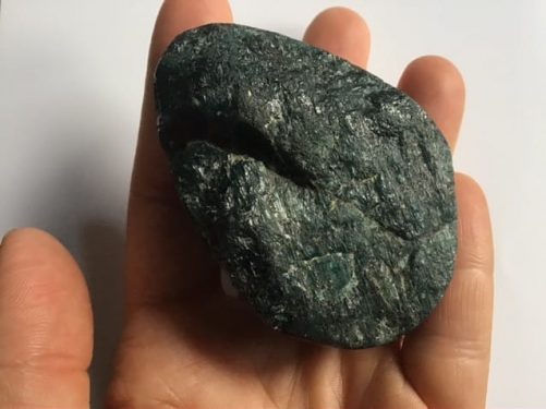 Apatite brute et travaillée à la fois