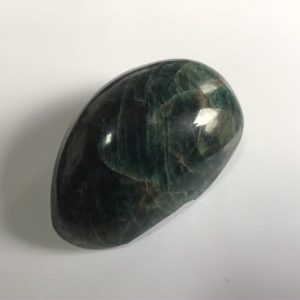 Morceau semi brut d apatite naturelle