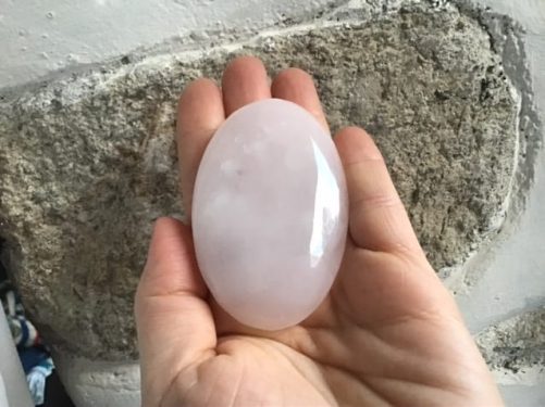 Galet de calcite rose