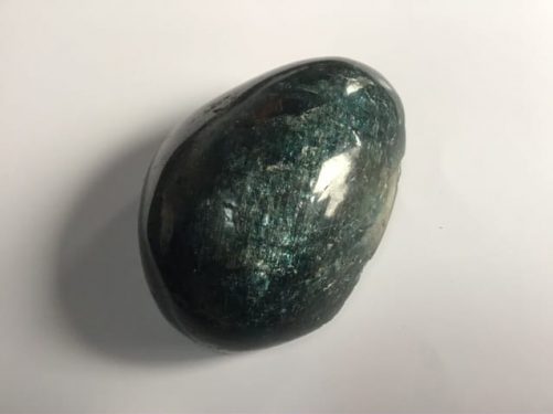 Apatite brute et travaillée à la fois