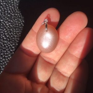 Pendentif oval petit format pierre de lune pêche
