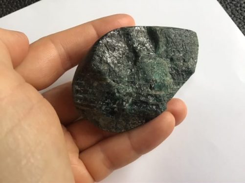 Morceau semi brut d apatite naturelle