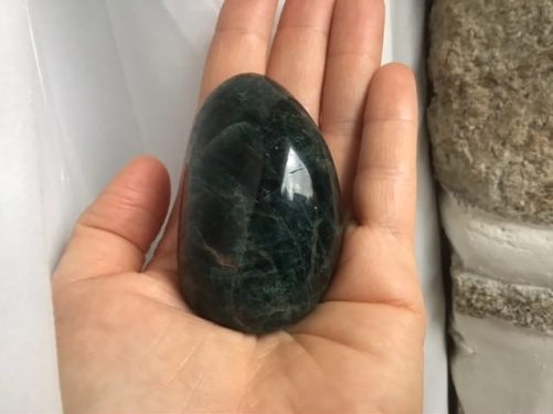 Morceau semi brut d apatite naturelle