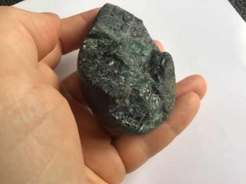 Morceau semi brut d apatite naturelle