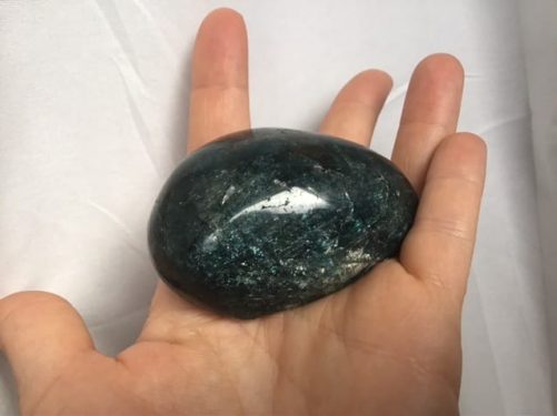 Morceau semi brut d apatite naturelle