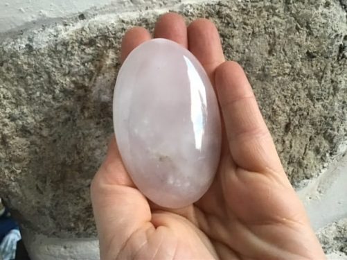 Galet de calcite rose