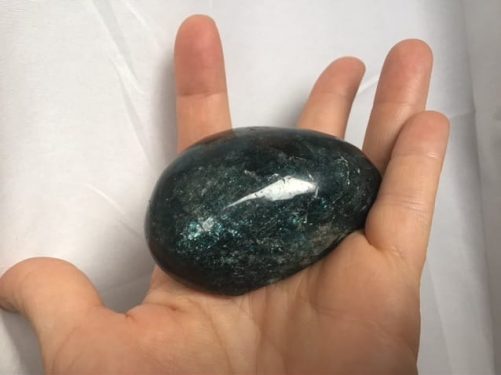 Morceau semi brut d apatite naturelle