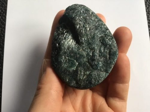 Apatite brute et travaillée à la fois