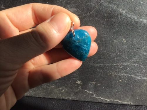 Pendentif apatite bleu coeur