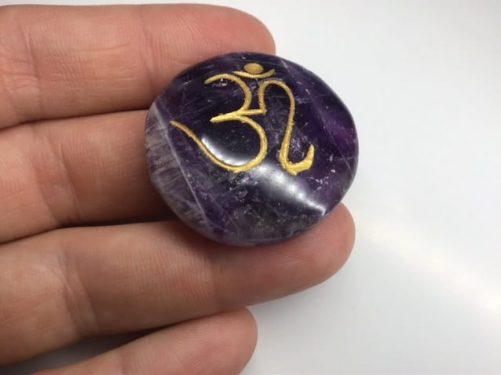 Jeton amethyste gravée om
