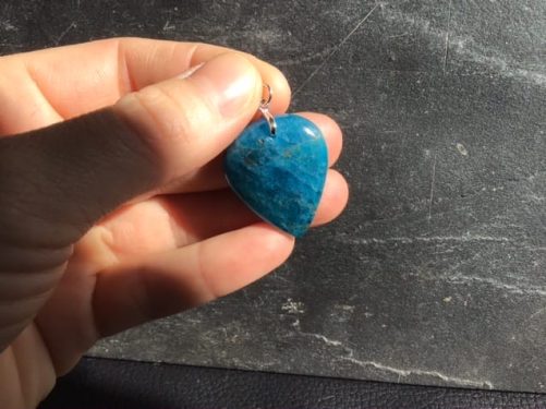 Pendentif apatite bleu coeur