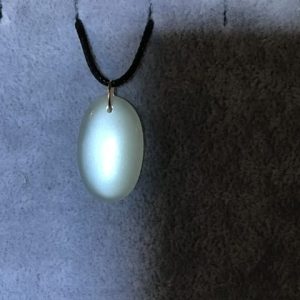 Pendentif oval en pierre de lune blanche