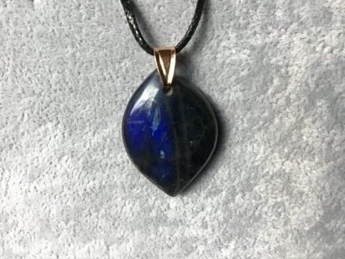 Pendentif en labradorite naturelle bleu nuit