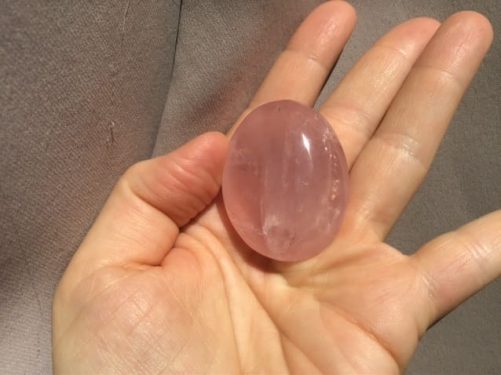Petit galet de quartz rose étoilé