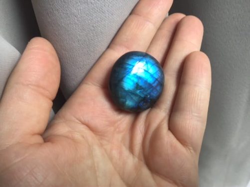 Mini galet rond en labradorite bleue