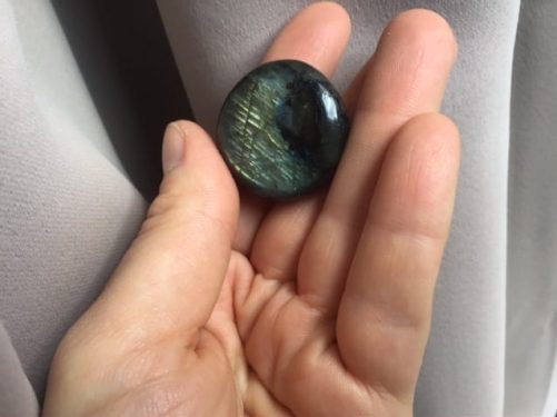 Mini galet rond en labradorite bleue