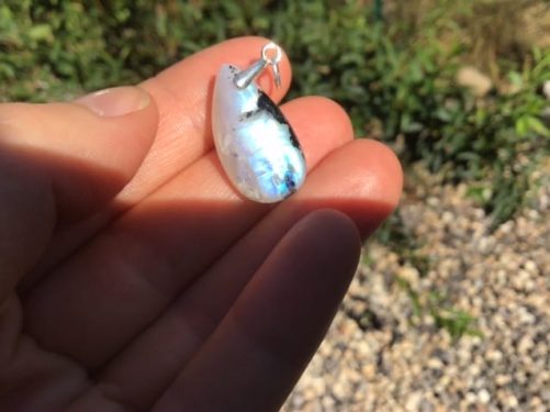 Pendentif goutte pierre de lune arc en ciel