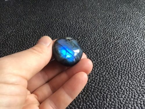 Mini galet rond en labradorite bleue