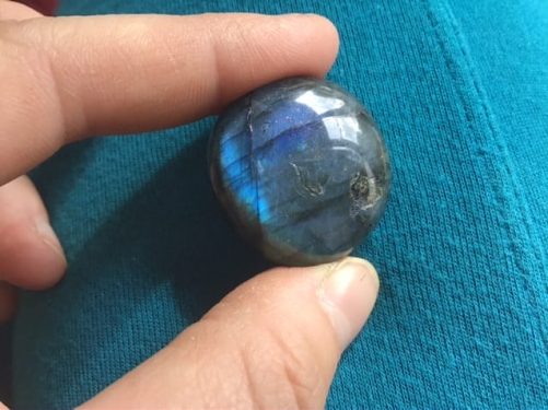Mini galet rond en labradorite bleue