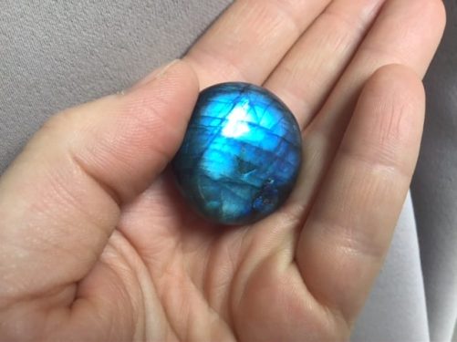 Mini galet rond en labradorite bleue