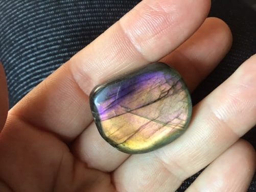 Labradorite de poche violette