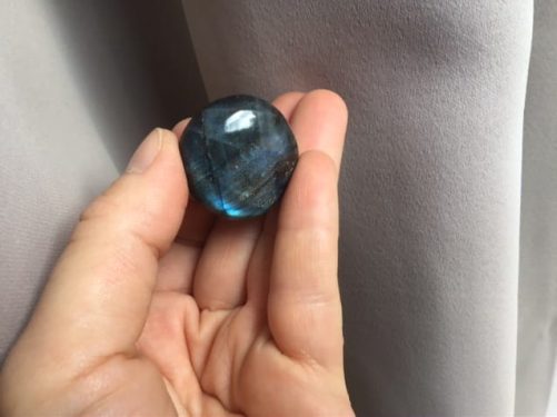 Mini galet rond en labradorite bleue
