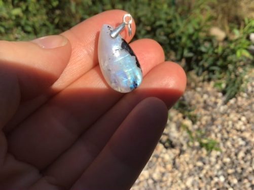 Pendentif goutte pierre de lune arc en ciel