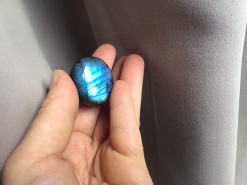 Mini galet rond en labradorite bleue