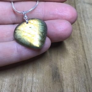 Pendentif labradorite coeur jaune