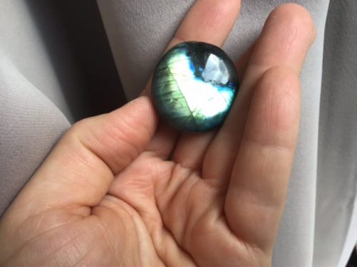 Mini galet rond en labradorite bleue