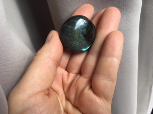 Mini galet rond en labradorite bleue