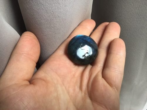 Mini galet rond en labradorite bleue