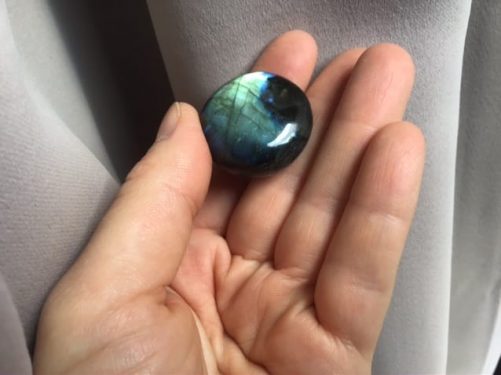 Mini galet rond en labradorite bleue