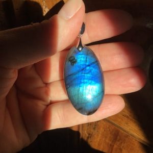 Labradorite en pendentif oval bleu ocean