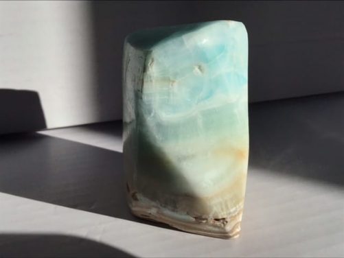 Forme libre calcite bleu pacifique