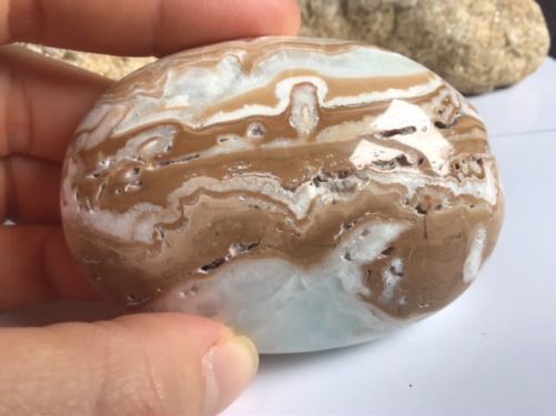 Gros galet en aragonite bleu crème