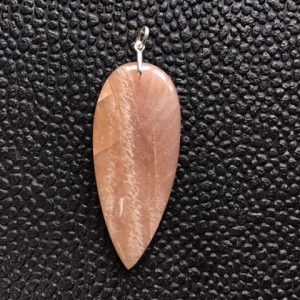 Superbe long et grand pendentif pierres de soleil et pierre de lune