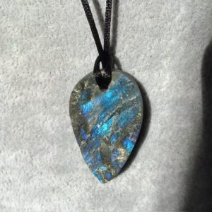 Labradorite semi brute en pendentif pointe en bas