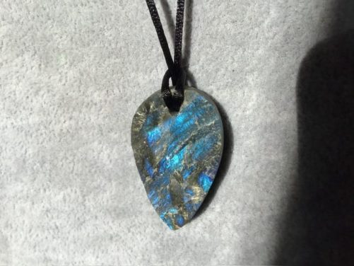 Labradorite semi brute en pendentif pointe en bas