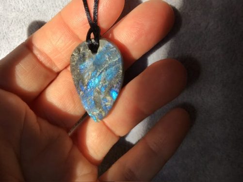 Pendentif labradorite bleu extrême pointe en bas